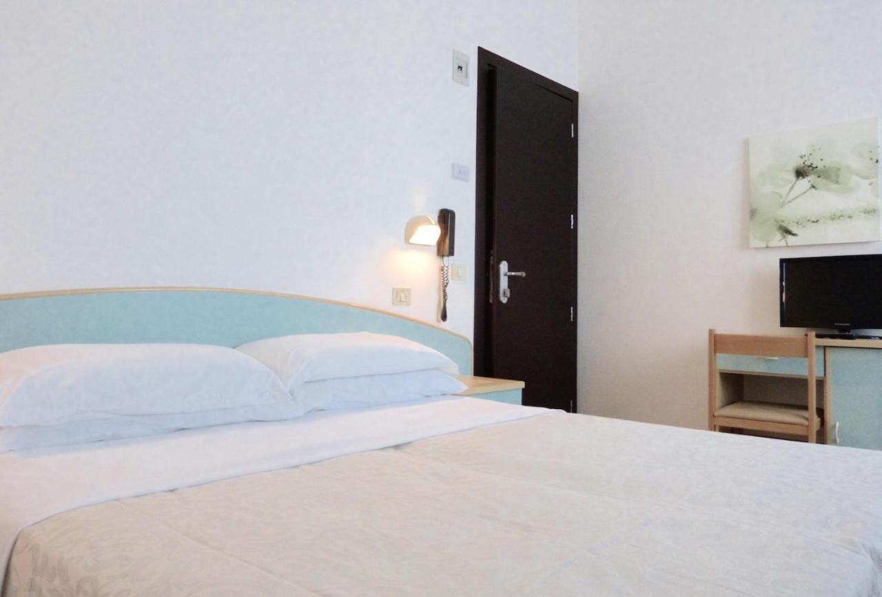 Hotel D'Annunzio Cattolica Bagian luar foto