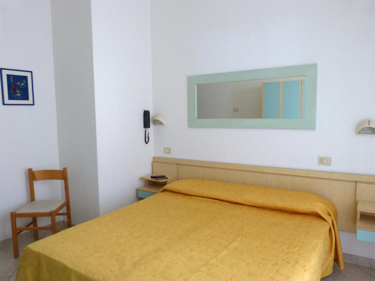 Hotel D'Annunzio Cattolica Bagian luar foto