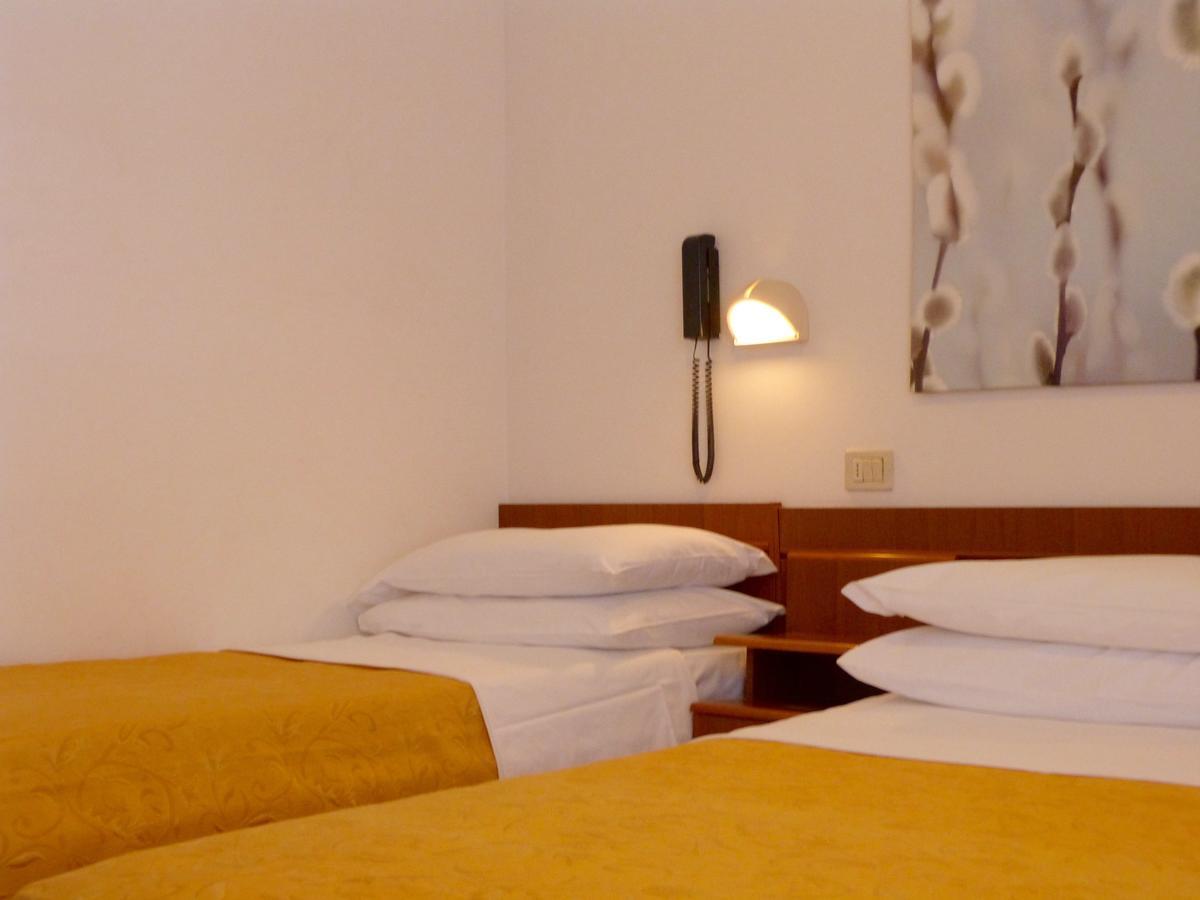 Hotel D'Annunzio Cattolica Bagian luar foto